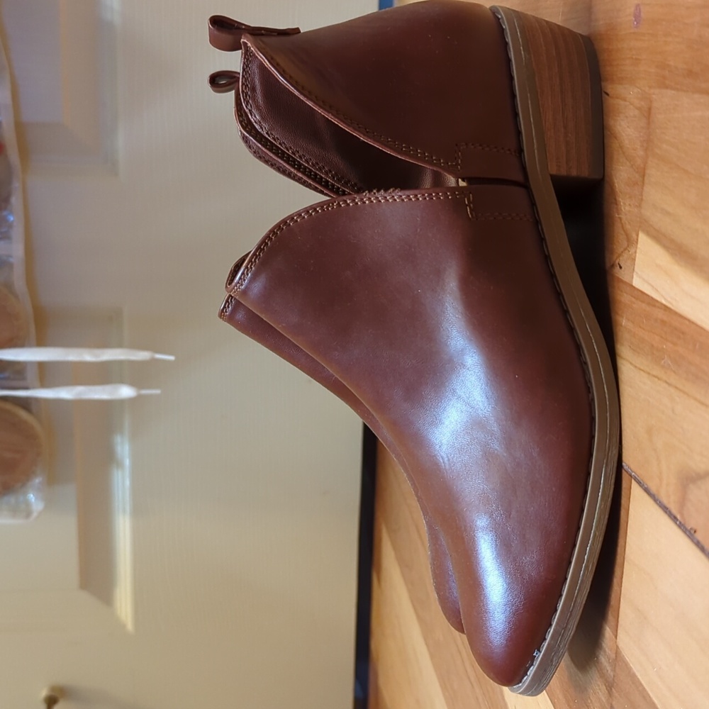 Universal thread brown booties